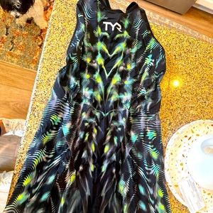 Tyr closed back venzo size 30 no holes many good wears left